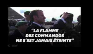 Macron et un vétéran du commando Kieffer remettent le symbolique béret vert à un jeune soldat