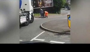 Un routier vient aider une vieille dame à traverser la rue... Beau geste