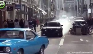 Il tente un gros dérapage en pleine rue... Mais la police n'est pas loin. Raté