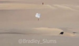 Ce motard saute d'une dune et déplie son parachute !