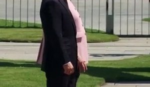 Regardez l'image impressionnante d'Angela Merkle prise soudainement de tremblements alors qu'elle assiste à une cérémonie officielle
