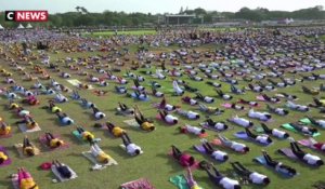 Inde : des millions de yogis pratiquent en plein air