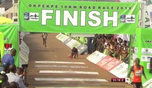 Un coureur kényan aide son adversaire à franchir la ligne d'arrivée de la course