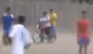 Un gardien monte sur un corner puis se fait déposer en... scooter dans ses cages !