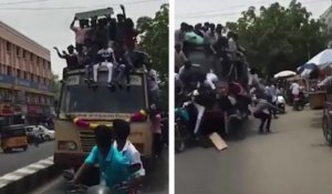 Des étudiants tombent du toit d'un bus après un freinage d'urgence