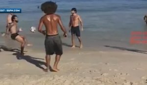 Marcelo jongle avec des inconnus sur la plage