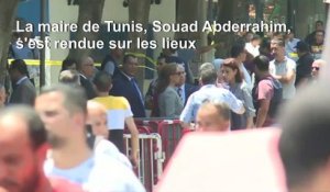 Policiers et secouristes sur le lieu de l'attentat suicide à Tunis