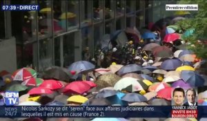 À Hong Kong, des manifestants tentent de pénétrer dans le Parlement