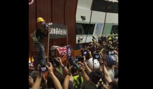 Des manifestants s’introduisent dans le parlement local d’Hong Kong
