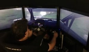 Un pilote de rallye joue à un jeu vidéo de rallye et c'est juste DINGUE