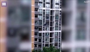 Un père escalade un immeuble pour sauver son fils de 7 ans