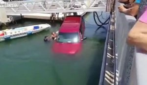 Il oublie les freins et sa voiture fini dans le port !