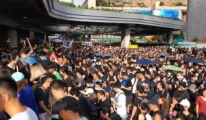 Hong Kong: manifestation devant une gare "chinoise"