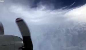 Un avion filme l'oeil d'un ouragan de l'intérieur !