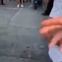 Mario Balotelli donne 2 000 euros à un homme pour se jeter en scooter dans le port de Naples