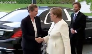 En pleine cérémonie, Angela Merkel préfère s'asseoir