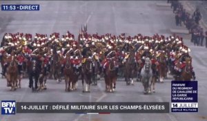 La fanfare du régiment de cavalerie de la Garde républicaine défile sur les Champs-Élysées