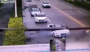 Un conducteur miraculé sort vivant d'une voiture écrasée par un lampadaire !
