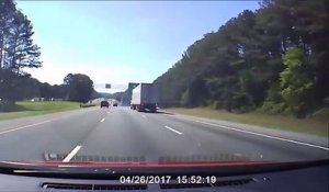 Un camion perd une roue au milieu de l'autoroute et sème la panique