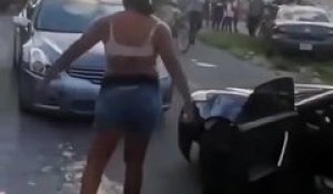 Une femme met des coups de pied sur une voiture et c'est-une mauvaise idée !