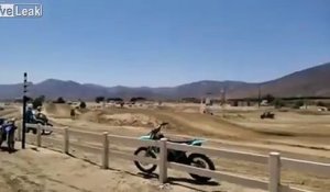 Saut en motocross : il se rate sur une bosse !