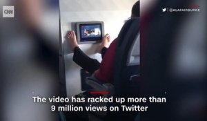 Regardez la vidéo de ce passager dans un avion qui a déjà été vue plus de 10 millions de fois sur les réseaux sociaux et dans le monde entier!