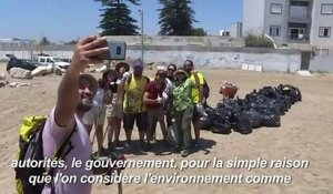 Sur les plages de Tunisie, des citoyens en guerre contre les déchets