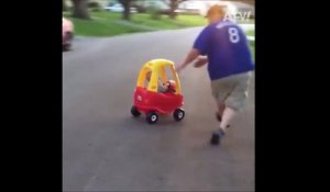 Ce papa pense rattraper son fils dans sa voiturette mais se rate completement...