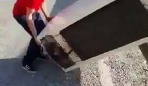 Espagne: Un homme jette un réfrigérateur dans la nature - Les forces de l'ordre l'obligent à venir le récupérer - VIDEO