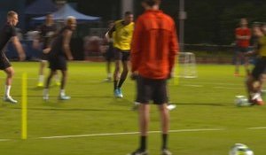 PSG - Mbappé s'amuse à l'entraînement et marque un joli but