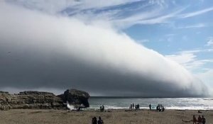 Impressionnant : un énorme nuage passe au dessus de cette plage