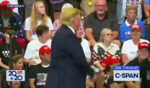 En plein discours dans l’Ohio, le Président américain Donald Trump fait un geste vers des manifestants qui interpelle les réseaux sociaux - VIDEO