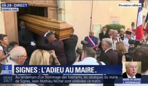 Le cercueil du maire de Signes rentre dans la chapelle Saint-Jean, où un dernier hommage sera rendu