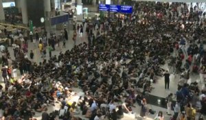 Des centaines de manifestants pro-démocratie entament un sit-in à l'aéroport d'Hong Kong