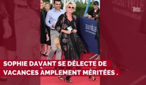 PHOTO. Sophie Davant en mode "sauvage" sans maquillage pendant ses vacances en Bretagne