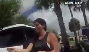 Etats-Unis: En pleine chaleur, une mère de famille oublie son bébé dans son véhicule fermé à clef et appelle les forces de l'ordre - VIDEO