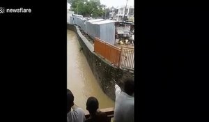 Cette rue s'effondre dans la rivière suite aux inondations en Inde