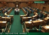 Nouvelle Zélande: Le président du Parlement berce et donne le biberon au bébé d'un député pendant un débat parlementaire - VIDEO