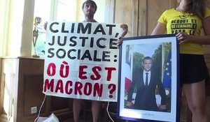 G7: des militants décrochent un portrait de Macron