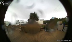 Il voit sa maison se faire emporter par l’ouragan Dorian via une caméra