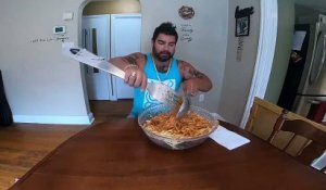 Il mange 5kgs de spaghettis avec des couverts géants !