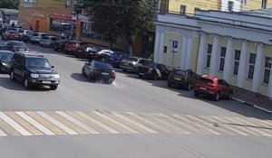 Un idiot en BMW tape un gros drift sur une ligne droite et s'encastre dans des voitures