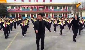 Danser avec le directeur d'école (Chine)
