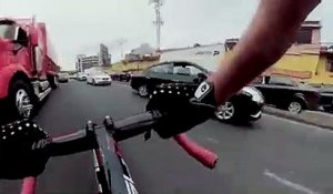 Ce cycliste complètement fou roule à contre-sens entre les voitures !