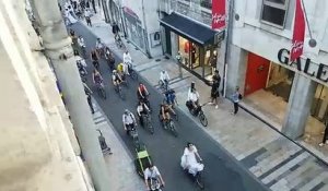 Mariage en fanfare et à vélo au centre-ville de Besançon