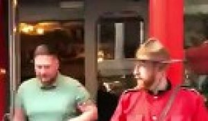 Habillé en policier Canadien, il fait le videur devant un bar !