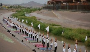 Une cinquantaine de yogis a manifesté dimanche le long de la frontière entre les États-Unis et le Mexique