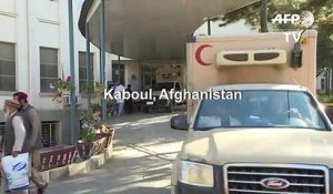 Des blessées réagissent après l'attentat-suicide dans le centre de Kaboul