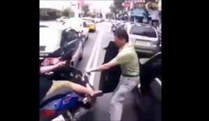 Il veut aider un homme en scooter qu'il a fait tomber mais ça tourne mal