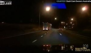 Ce camion évite de peu le renversement sur l'autoroute !